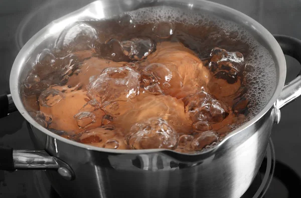 Elektrikli Soba Closeup Görünümü Üzerinde Tencerede Tavuk Yumurta Pişirme — Stok fotoğraf