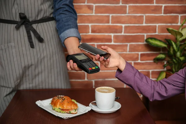 Vrouw Met Behulp Van Terminal Voor Contactloos Betalen Met Smartphone — Stockfoto