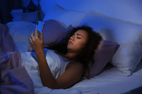 Молодая Афроамериканка Мобильным Телефоном Ночью Время Спать — стоковое фото