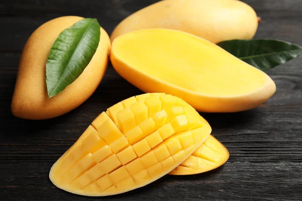 Olgun sulu mango koyu ahşap tablo