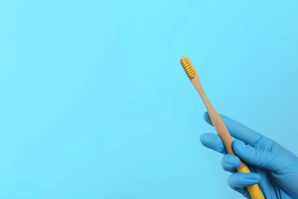 Dentista Segurando Escova Dentes Madeira Fundo Cor Espaço Para Texto — Fotografia de Stock