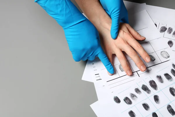 Investigador Tomando Huellas Dactilares Del Sospechoso Mesa Gris Primer Plano —  Fotos de Stock