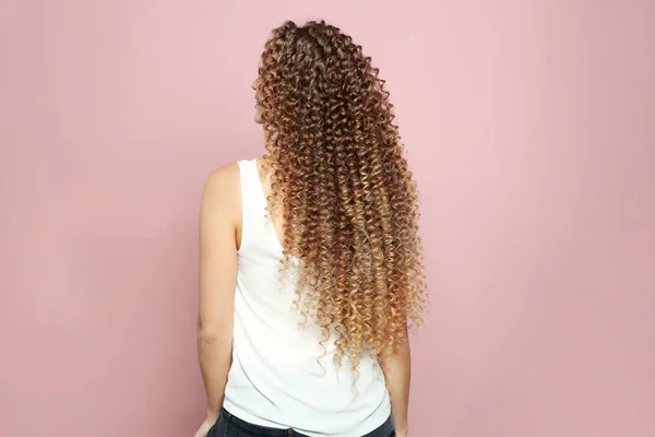 Renk Arka Plan Üzerinde Parlak Dalgalı Saçlı Güzel Genç Kadın — Stok fotoğraf