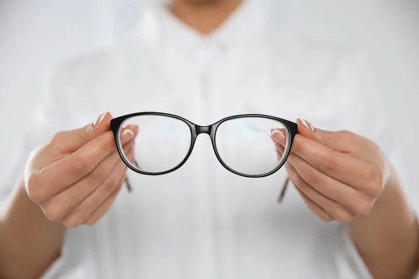 Kvinnliga Ögonläkare Med Glasögon Klinik Närbild — Stockfoto