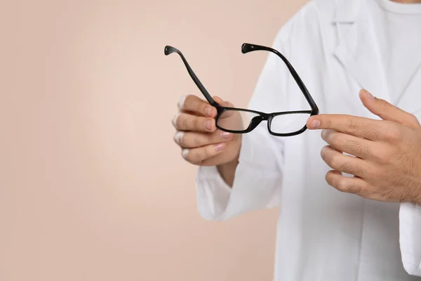 Augenarzt Mit Brille Auf Hellem Hintergrund Nahaufnahme Raum Für Text — Stockfoto