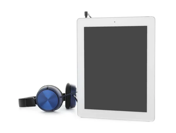 Tablet Την Κενή Οθόνη Και Ακουστικά Λευκό Φόντο — Φωτογραφία Αρχείου