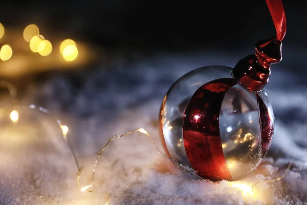 Weihnachtskugel Und Lichterglanz Auf Weißem Schnee Freien Raum Für Text — Stockfoto