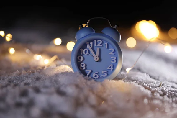 Reloj Despertador Luces Navideñas Nieve Blanca Aire Libre Cuenta Regresiva —  Fotos de Stock