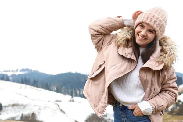 Junge Frau Warmer Kleidung Der Nähe Des Schneebedeckten Hügels Raum — Stockfoto