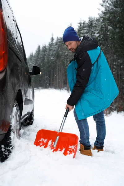 Homem Caminhando Perto Floresta Nevada Dia Inverno — Fotografia de Stock