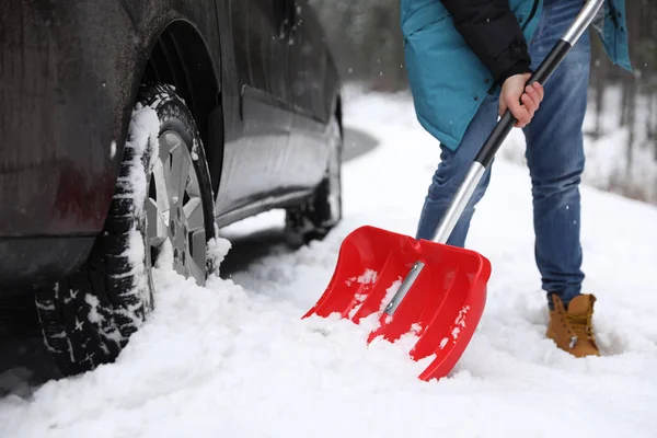 Homem Limpando Neve Com Perto Carro Preso Livre — Fotografia de Stock