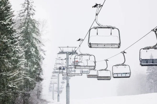 滑雪电梯在山度假村 — 图库照片