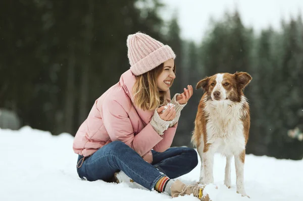 森の近くに犬と若い女性 冬の休暇 — ストック写真