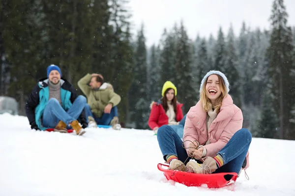 Vrouw Met Schop Voor Het Reinigen Van Sneeuw Buiten — Stockfoto