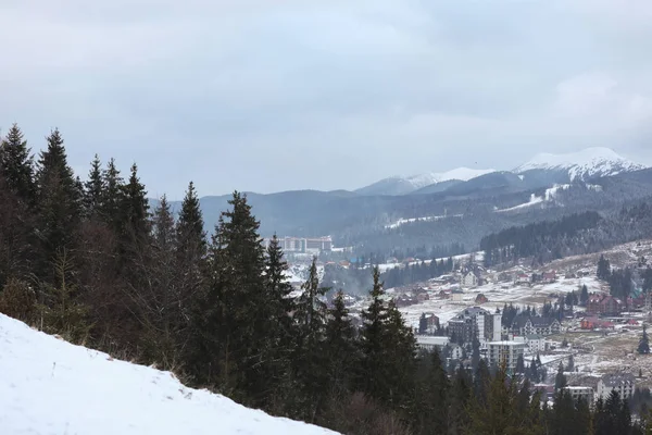 Paisaje Invernal Con Pueblo Montaña Cerca Del Bosque Coníferas —  Fotos de Stock