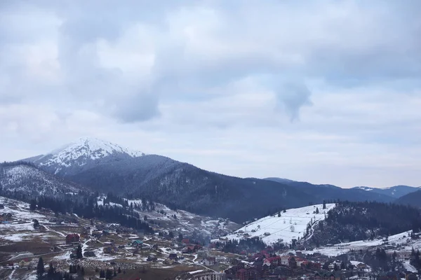 Paysage Hivernal Avec Village Montagne Près Forêt Conifères — Photo