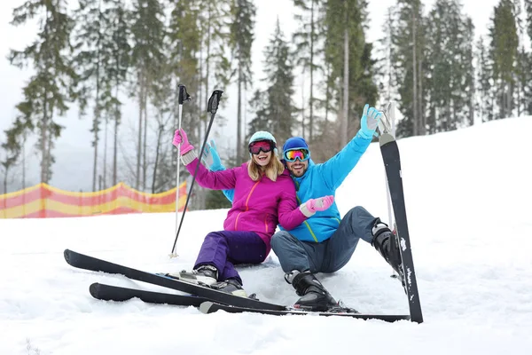 Vrouwelijke Skiër Helling Resort Ruimte Voor Tekst Wintervakantie — Stockfoto