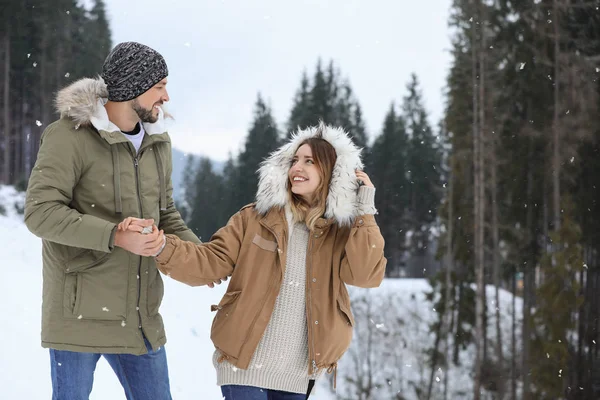 Perempuan Ski Lereng Resor Ruang Untuk Teks Liburan Musim Dingin — Stok Foto