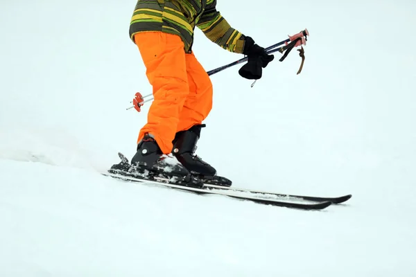 リゾートには クローズ アップで斜面のスキーヤー 冬の休暇 — ストック写真