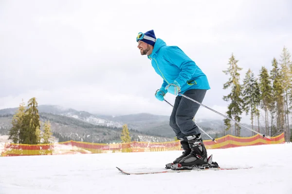 Male Skier Slope Resort Winter Vacation — Stock Photo, Image