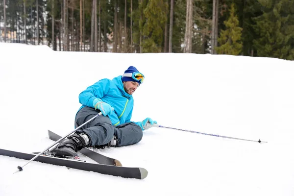 Manlig Skidåkare Skidorten Vintersemester — Stockfoto