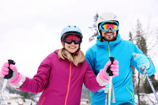 Dva Lyžaři Svahu Resort Zimní Dovolená — Stock fotografie