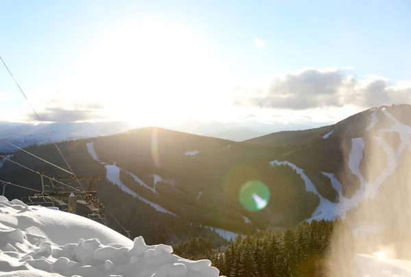 Beau Paysage Montagne Avec Forêt Téléski Par Une Journée Ensoleillée — Photo