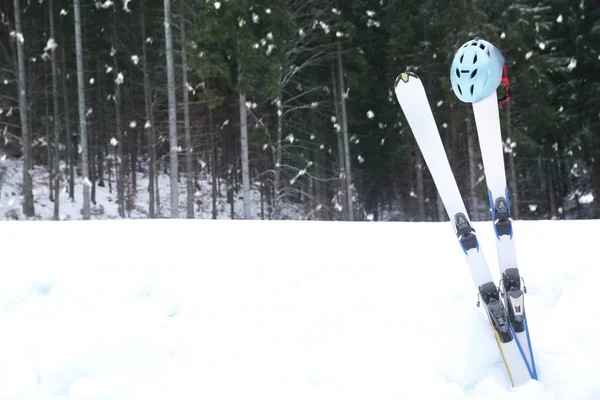 Pareja Esquís Con Casco Nieve Cerca Del Bosque Espacio Para — Foto de Stock