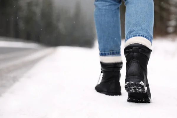 Kvinnan Promenader Utomhus Snöig Vinterdag Utrymme För Text — Stockfoto