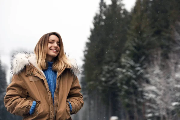 Νεαρή Γυναίκα Ζεστά Ρούχα Κοντά Δάσος Χώρο Για Κείμενο Χειμερινές — Φωτογραφία Αρχείου