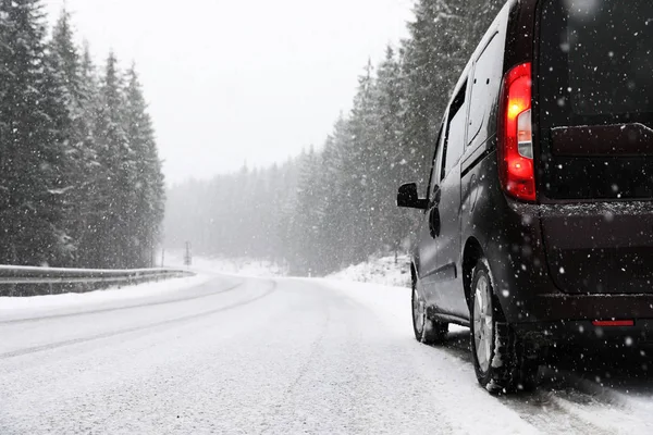 Estrada Rural Com Carro Dia Inverno Nevado Espaço Para Texto — Fotografia de Stock