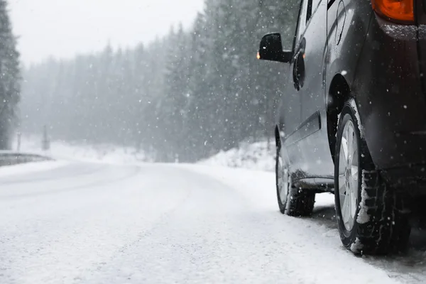 Estrada Rural Com Carro Dia Inverno Nevado Espaço Para Texto — Fotografia de Stock