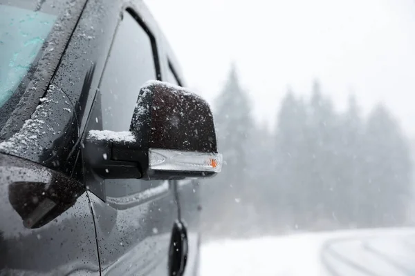 Carro Dia Inverno Nevado Vista Close Espaço Para Texto — Fotografia de Stock