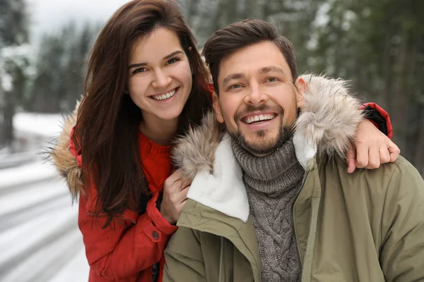 Mujer Joven Suéter Cálido Aire Libre Día Cubierto Nieve Espacio — Foto de Stock