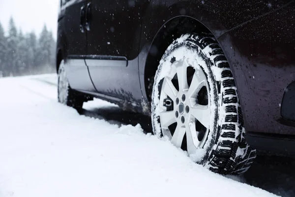 Araba Closeup Görünümünü Karlı Kış Gününde — Stok fotoğraf