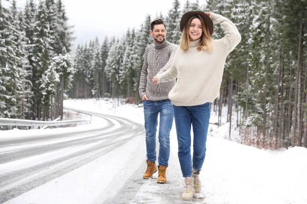 Jovem Mulher Roupas Quentes Livre Férias Inverno — Fotografia de Stock