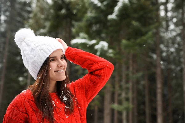 Ung Kvinna Varm Tröja Utomhus Snöig Dag Utrymme För Text — Stockfoto