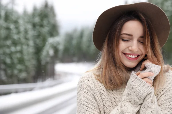 Ung Kvinna Utomhus Snöig Dag Utrymme För Text Vintersemester — Stockfoto