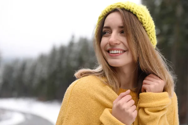 Mujer Joven Con Ropa Abrigo Aire Libre Vacaciones Invierno —  Fotos de Stock