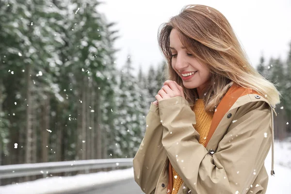 Junge Frau Warmer Kleidung Einem Verschneiten Tag Freien Platz Für — Stockfoto