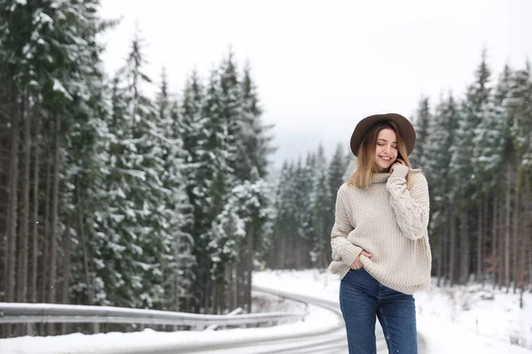 Jeune Femme Près Forêt Enneigée Espace Pour Texte Vacances Hiver — Photo