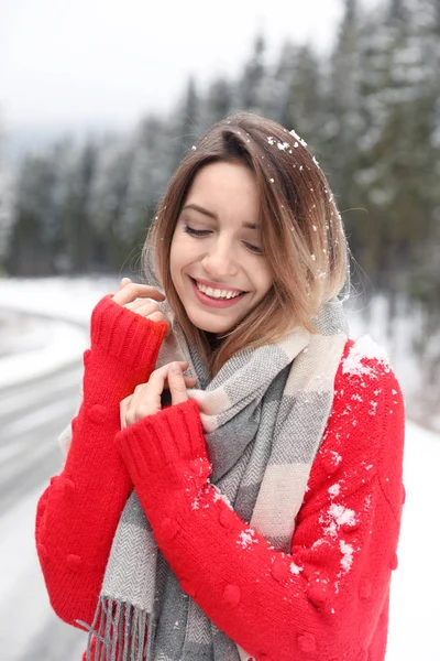 在下雪的日子里 年轻的女人穿着暖和的衣服在户外 — 图库照片