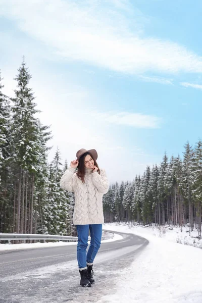 年轻女子在户外的雪天 文字的空间 — 图库照片