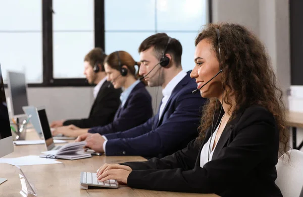 Technisches Support Team Mit Headsets Arbeitsplatz — Stockfoto