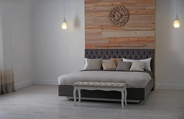 现代风格的客房内饰 配有舒适的双人床 — 图库照片