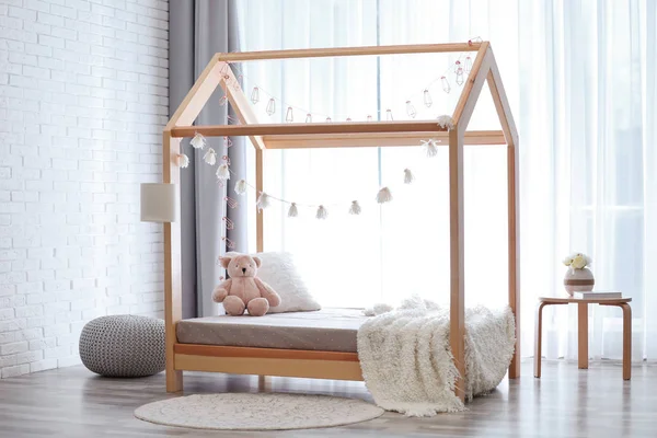 Elegante Habitación Infantil Interior Con Cama Madera Linda —  Fotos de Stock