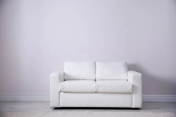 Interior Ruang Tamu Sederhana Dengan Sofa Nyaman Dekat Dinding Putih — Stok Foto