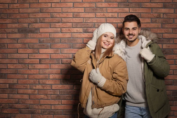 Jeune Couple Portant Des Vêtements Chauds Contre Mur Briques Espace — Photo