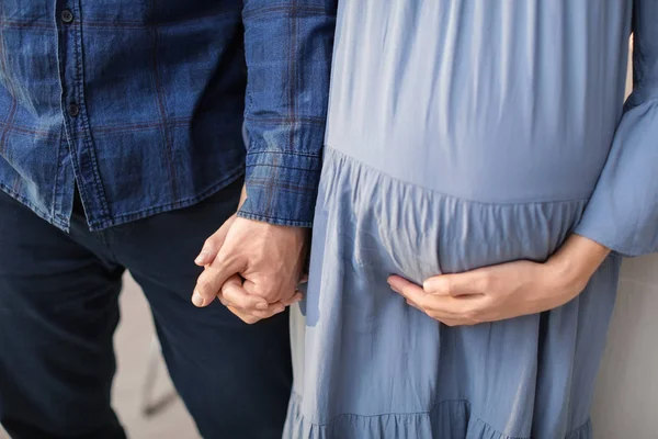 妊娠中の女性が彼女の夫 クローズ アップと手をつないで — ストック写真