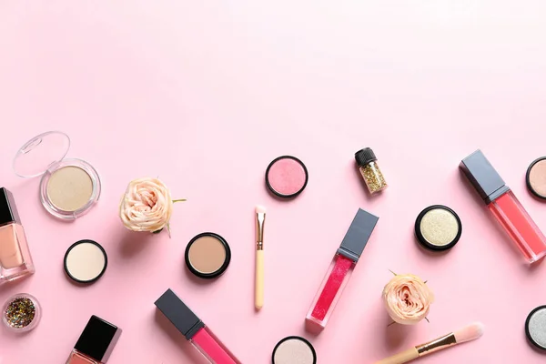 Komposisi Indah Dengan Lipstik Dan Bunga Pada Latar Belakang Warna — Stok Foto